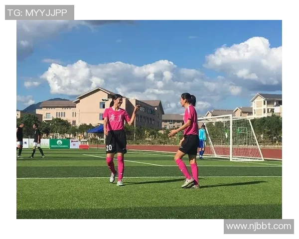 足球明星在赛场上尽显风采背面照片展现独特魅力与力量